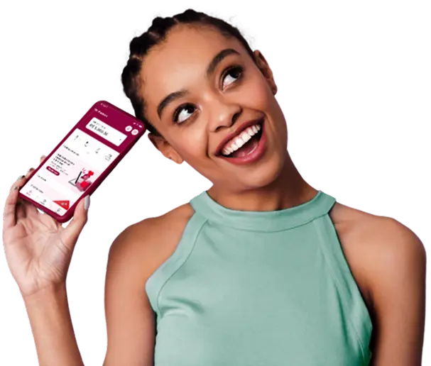 Uma pessoa sorrindo e segurando um celular com o aplicativo do iFood Pago aberto.